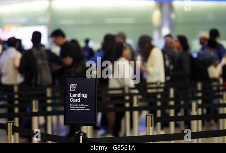 Vue générale des passagers traversant la frontière britannique au terminal 2 de l'aéroport de Heathrow. Banque D'Images