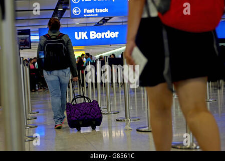 Stock frontalier du Royaume-Uni.Vue générale des passagers traversant la frontière britannique au terminal 2 de l'aéroport de Heathrow. Banque D'Images