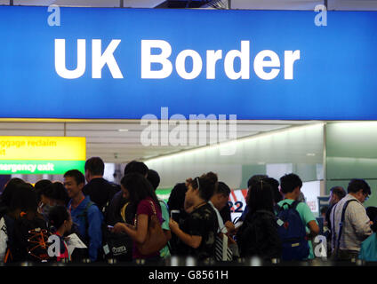 Vue générale des passagers traversant la frontière britannique au terminal 2 de l'aéroport de Heathrow. Banque D'Images