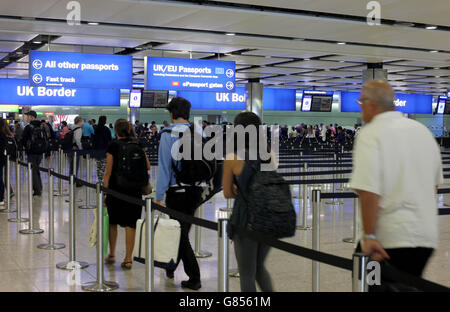 Vue générale des passagers traversant la frontière britannique au terminal 2 de l'aéroport de Heathrow. Banque D'Images