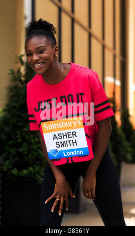 Dina Asher-Smith, en Grande-Bretagne, lors d'une séance photo au Grange Tower Bridge Hotel, Londres. Banque D'Images