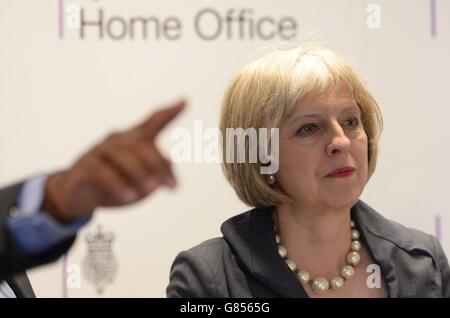 La secrétaire à l'accueil Theresa May au Brixton Recreation Centre, dans le sud de Londres, où elle a prononcé aujourd'hui un discours sur les relations entre la police et le public. Banque D'Images