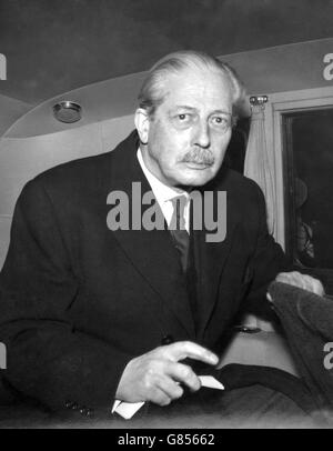 Le Premier ministre Harold Macmillan quitte le 10 Downing Street pour se rendre au Palais de Buckingham, pour assister à la réunion du Conseil privé convoquée par la Reine. Les membres du Cabinet devaient être officiellement établis dans leurs bureaux à la réunion. Banque D'Images