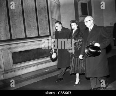 La reine Elizabeth II à la gare de Liverpool Street à son retour à Londres de Sandringham.Harold Macmillan devrait avoir un auditoire avec la Reine au Palais de Buckingham et soumettre de son approbation les noms de ceux qu'il a choisis pour des postes au nouveau gouvernement. Banque D'Images