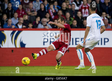 Niall McGinn d'Aberdeen marque son premier but lors du deuxième match de qualification de l'UEFA Europa League au stade Pittodrie d'Aberdeen. Banque D'Images