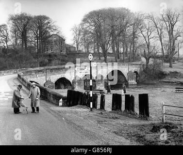 La rivière Ribble passe sous le pont Edisford près de Clitheroe, dans le Lancashire. À ce stade, la rivière forme la frontière entre le Lancashire et la circonscription ouest du Yorkshire. Banque D'Images