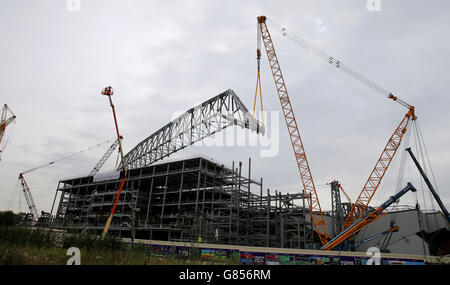 Une vue générale du stade Anfield, Liverpool, tandis que la barre de toit de 650 tonnes est soulevée en place sur le nouveau stand principal par les entrepreneurs Carillion. APPUYEZ SUR ASSOCIATION photo. Date de la photo : vendredi 24 juillet 2015. Voir PA Story FOOTBALL Liverpool. Le crédit photo devrait se lire comme suit : Peter Byrne/PA Wire Banque D'Images