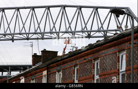 Une vue générale du stade Anfield, Liverpool, tandis que la barre de toit de 650 tonnes est soulevée en place sur le nouveau stand principal par les entrepreneurs Carillion. APPUYEZ SUR ASSOCIATION photo. Date de la photo : vendredi 24 juillet 2015. Voir PA Story FOOTBALL Liverpool. Le crédit photo devrait se lire comme suit : Peter Byrne/PA Wire Banque D'Images