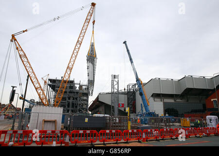 Une vue générale du stade Anfield, Liverpool, tandis que la barre de toit de 650 tonnes est soulevée en place sur le nouveau stand principal par les entrepreneurs Carillion. APPUYEZ SUR ASSOCIATION photo. Date de la photo : vendredi 24 juillet 2015. Voir PA Story FOOTBALL Liverpool. Le crédit photo devrait se lire comme suit : Peter Byrne/PA Wire Banque D'Images