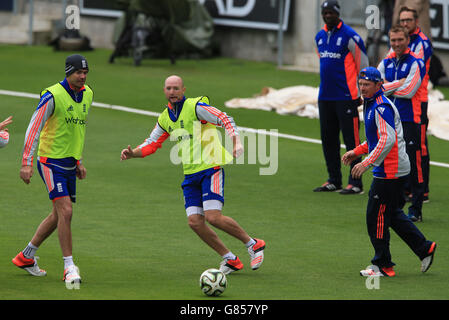 Adam Lyth (au centre), en Angleterre, lutte pour le ballon avec James Anderson (à gauche) et Ian Bell avant la session de filets à Edgbaston, Birmingham. Banque D'Images