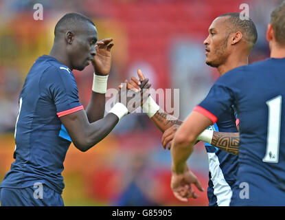 Le Paliss Cisse (à gauche) de Newcastle United célèbre les scores de la zone de pénalité lors du match amical d'avant-saison au stade international de Gateshead. Banque D'Images