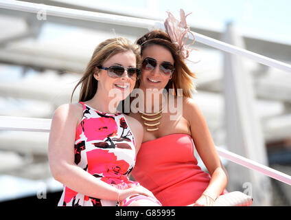 Courses hippiques - John Smith's Cup Meeting - deuxième jour - York Racecourse.Jennie Wright et Emily Cyrowski se prépare à regarder l'action pendant le deuxième jour de la rencontre de la coupe John Smith à l'hippodrome de York. Banque D'Images