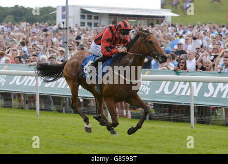 Courses hippiques - John Smith's Cup Meeting - deuxième jour - York Racecourse.Birdman, monté par Phillip Makin, remporte les enjeux de John Smith's Racing lors du deuxième jour de la rencontre de la coupe John Smith à l'hippodrome de York. Banque D'Images