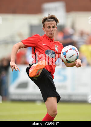 Football - pré saison amicale - Nuneaton Town / Coventry City - Liberty Way. James Madison de Coventry City a un coup de feu Banque D'Images