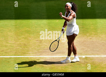 Serena Williams réagit contre Garbine Muguruza lors de la finale des célibataires des dames pendant le douze jour des Championnats de Wimbledon au All England Lawn tennis and Croquet Club, Wimbledon. APPUYEZ SUR ASSOCIATION photo. APPUYEZ SUR ASSOCIATION photo. Date de la photo: Samedi 11 juillet 2015. Voir PA Story TENNIS Wimbledon. Le crédit photo devrait se lire comme suit : Dominic Lipinski/PA Wire. RESTRICTIONS : aucune utilisation commerciale sans le consentement écrit préalable de l'AELTC. Utilisation d'images fixes uniquement - aucune image mobile à émuler. Pas de superposition ou de suppression des logos de sponsor/annonce. Banque D'Images