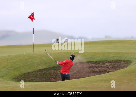 Aux États-Unis, Kevin Na joue d'un bunker lors d'une journée d'entraînement avant l'Open Championship 2015 à St Andrews, Fife. Banque D'Images