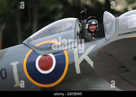 Jodie Kidd arrive par Spitfire au Royal International Air Tattoo à RAF Fairford, Gloucestershire. Banque D'Images