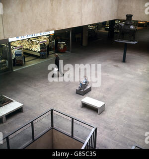 Photo de l'intérieur du centre commercial, dans le cadre du projet de réaménagement d'Elephant & Castle, Londres.Les images montrent une statue si un éléphant. Banque D'Images