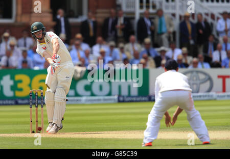 Cricket - deuxième Test Investec Ashes - Angleterre v Australie - deuxième jour - Lord's.Le Shaun Marsh d'Australie est un marais pur et épuré, animé par Stuart Broad d'Angleterre au cours du deuxième jour du deuxième test Investec Ashes à Lord's, Londres. Banque D'Images