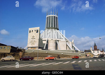 La construction se poursuit autour de la nouvelle cathédrale catholique romaine de Liverpool, qui ouvrira ses portes en mai (1967). Il s'appellera la Cathédrale métropolitaine du Christ Roi. Banque D'Images