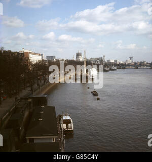 Vue sur le remblai sur la Tamise à Londres avec la cathédrale Saint-Paul et le pont de Waterloo en arrière-plan. Banque D'Images