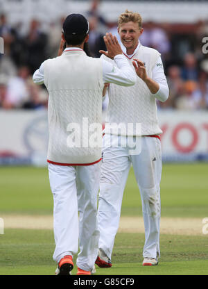 Joe Root d'Angleterre célèbre avec son coéquipier Moeen Ali après avoir pris le cricket de Peter Nevill d'Australie pendant le deuxième jour du deuxième test Investec Ashes à Lord's, Londres. Banque D'Images