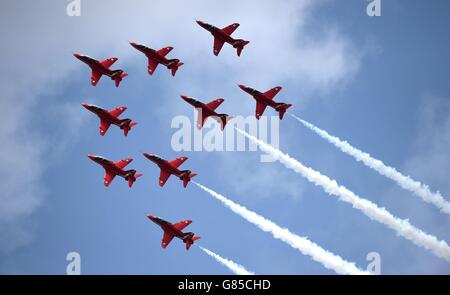 Les flèches rouges participent à une exposition au Royal International Air Tattoo à la RAF Fairford, Gloucestershire. Banque D'Images