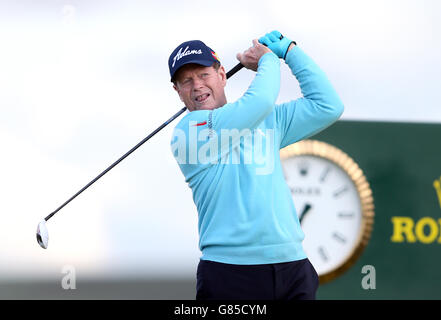 Tom Watson, aux États-Unis, est parti au deuxième jour du Championnat d'Open 2015 à St Andrews, Fife. Banque D'Images