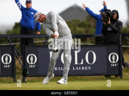 Golf - le championnat ouvert 2015 - deuxième jour - St Andrews.Le Dustin Johnson des États-Unis est au départ pendant la deuxième journée du Championnat d'Open 2015 à St Andrews, Fife. Banque D'Images