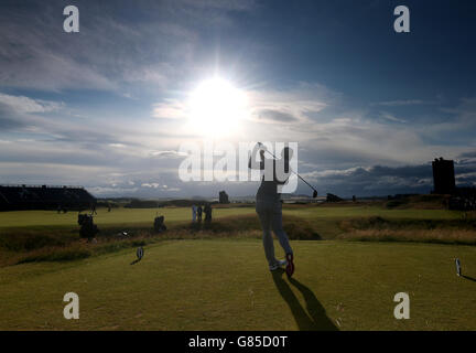 Golf - le championnat ouvert 2015 - deuxième jour - St Andrews.Le Dustin Johnson des États-Unis est au départ pendant la deuxième journée du Championnat d'Open 2015 à St Andrews, Fife. Banque D'Images