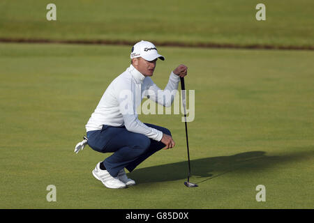 Golf - le championnat ouvert 2015 - deuxième jour - St Andrews.Paul Kinnear, en Angleterre, fait la queue sur le 1er green pendant le deuxième jour du Championnat d'Open 2015 à St Andrews, Fife. Banque D'Images