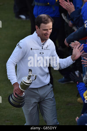 Le Zach Johnson des États-Unis célèbre avec le Claret Jug après avoir remporté le Championnat d'Open 2015 à St Andrews, Fife. Banque D'Images