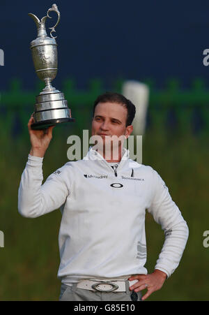 Le Zach Johnson des États-Unis célèbre avec le Claret Jug après avoir remporté le Championnat d'Open à St Andrews, Fife. Banque D'Images