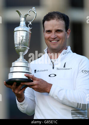 Golf - le championnat ouvert 2015 - cinquième jour - St Andrews.Le Zach Johnson des États-Unis célèbre avec le Claret Jug après avoir remporté le Championnat d'Open à St Andrews, Fife. Banque D'Images