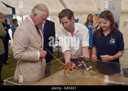 Le prince de Galles est présenté des crustacés lorsqu'il visite la foire de l'île de Hugh Town sur St Mary's lors de sa visite des îles Scilly. Banque D'Images