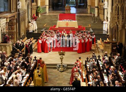 Le révérend Dame Sarah Mullally (à gauche) avec la vénérable Rachel Treweek (à droite) applaudit par les évêques et la congrégation à leur consécration en tant qu'évêques par l'archevêque de Canterbury Justin Welby (au milieu) à un service à la cathédrale de Canterbury, dans le Kent. Banque D'Images