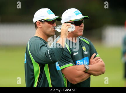 Cricket - deuxième test Investec Ashes - Angleterre v Australie - filets d'Australie - deuxième jour - Lord's.Darren Lehmann, entraîneur-chef de l'Australie (à droite), lors d'une session de filets en prévision du deuxième test Investec Ashes à Lord's, Londres. Banque D'Images