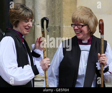 La vénérable Rachel Treweek (à gauche) avec le révérend Dame Sarah Mullally (à droite) après leur consécration en tant qu'Évêques par l'archevêque de Canterbury Justin Welby à un service à la cathédrale de Canterbury, dans le Kent. Banque D'Images