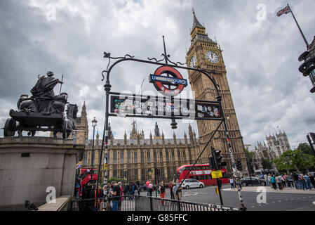 Les chambres du Parlement à Londres vu à travers le métro Westminster signe sur un jour nuageux avec la statue de Boadicée Banque D'Images