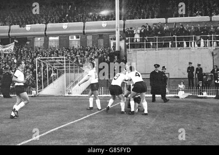 Lothar Emmerich (deuxième r, essentiellement caché) en Allemagne de l'Ouest est félicité par les coéquipiers Franz Beckenbauer (r), Uwe Seeler (9), Horst Hottges (quatrième r), Wolfgang Overath (12) et Werner Kramer (l) après avoir score du but égalisateur de son équipe. Banque D'Images