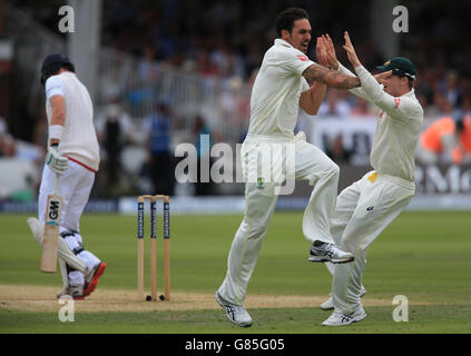 Le batteur d'Australie Mitchell Johnson célèbre la prise du cricket du batteur d'Angleterre Joe Root, lors du deuxième jour du deuxième test Investec Ashes à Lord's, Londres. Banque D'Images