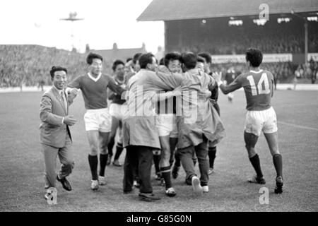 Les footballeurs nord-coréens ont saisi leurs supporters après leur défaite surprise de l'Italie en 1-0 lors de leur match final de la coupe du monde de 1966 à Ayresome Park, Middlesbrough. Banque D'Images