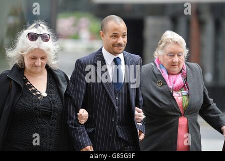 Ben Fellows arrive au Old Bailey à Londres, où il est accusé de pervertir le cours de la justice en faisant une fausse déclaration selon laquelle une personnalité publique l'a agressé sexuellement. Date de la photo: Lundi 27 juillet 2015. L'ancien enfant acteur a faussement prétendu qu'il avait été molesté par le chancelier de l'Échiquier Kenneth Clarke lors d'une mise en situation financière pour questions à la télévision pour le rapport Cook en 1994. Voir PA Story COURTS Fellows. Le crédit photo devrait se lire: John Stillwell/PA Wire Banque D'Images