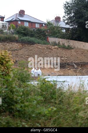 Les policiers judiciaires font une recherche sur un site à Barnsley, car les détectives à la recherche d'un garçon de sept ans qui a disparu après avoir joué avec des amis dans un parc ont trouvé le corps d'un enfant sur un chantier de construction. Banque D'Images