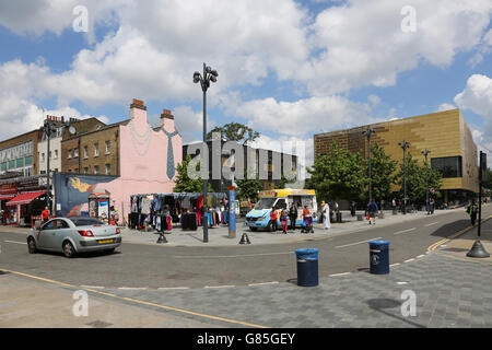 Place du marché à Deptford High Street, dans le sud-est de Londres. Montre de nouvelles zone piétonne avec des stands, de la crème glacée van et murale, Banque D'Images