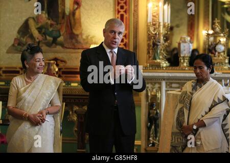 Le duc de York (au centre) s'entretient avec des invités aux côtés de la ministre en chef du Bengale occidental Mamata Banerjee (à droite) et Aloka Mitra de la Women's Interlink Foundation (à gauche), qui organise un thé pour les responsables de l'aide à l'œuvre caritative Key to Freedom au palais de Buckingham, à Londres. Banque D'Images