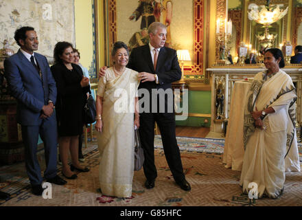 Le duc de York (au centre) s'entretient avec des invités aux côtés de la ministre en chef du Bengale occidental Mamata Banerjee (à droite) et Aloka Mitra de la Women's Interlink Foundation (au centre à gauche), qui organise un thé pour les responsables de l'aide à l'œuvre caritative Key to Freedom au palais de Buckingham, à Londres. Banque D'Images