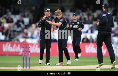 Sam Curran de Surrey (au centre) célèbre avec Jason Roy (à gauche) après Prendre le cricket d'Adam Rossington, dans le Northamptonshire Banque D'Images