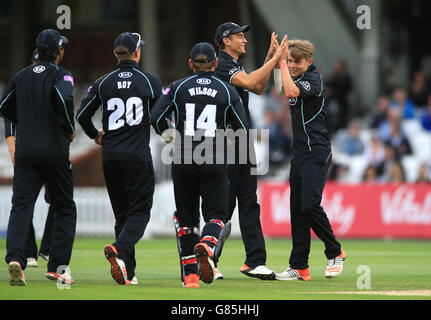 Cricket - Royal London One Day Cup - Groupe A - Surrey / Northamptonshire - The Kia Oval.Sam Curran de Surrey (à droite) célèbre après avoir pris le cricket de David Willey dans le Northamptonshire. Banque D'Images