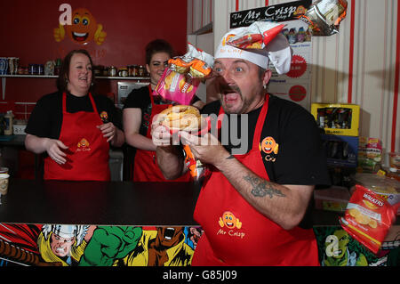 Sarah (à gauche) et Evie Taylor s'affrontent à Mark Pearson avec des chips lorsqu'il ouvre M. Crisp, le premier magasin de sandwichs croustillants d'Angleterre, à Keighley, dans le West Yorkshire. Banque D'Images